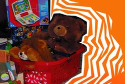 Foto vom Kindersachentrödelmarkt mit Teddy und Spielzeug