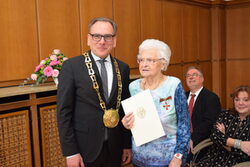Oberbürgermeister Andreas Mucke übergab Hannelore Geiß das Bundesverdienstkreuz