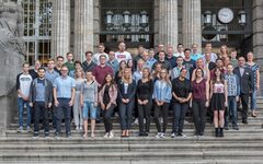 Die 41 neuen Auszubildenden für das Jahr 2018 auf der Rathaustreppe
