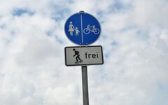 Ein Gehweg- und Fahrradweg-Schild mit Zusatzschild "Skaten frei"