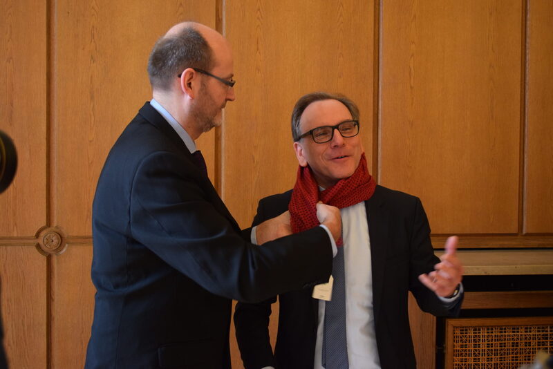 GEPA-Geschäftsführer Dr. Peter Schaumberger bindet Oberbürgermeister Andreas Mucke einen roten Schal um den Hals