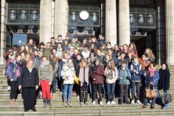 Bürgermeisterin Maria Schürmann und die Schulklassen auf der Treppe vorm Rathaus