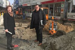 Die Leiterin des Betriebs Straßenbau, Hanelore Reichl und Stadtentwicklungsdezernent Frank Meyer in der Barmer Fußgängerzone vor der ersteb Baustelle für das neue Pflaster
