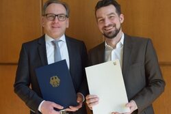 Breitband-Koordinator Guido Gallenkamp mit Oberbürgermeister Andreas Mucke und dem Förderbescheid
