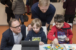 Oberbürgermeister Andreas Mucke und Kinder bei der Eröffnung des LearnLabs