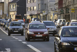 Symobilbild: Autos auf viel befahrener Straße