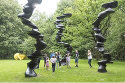 Kinder auf einer Wiese im Skulpturenpark von tony Cragg