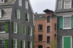 Blick auf das Historische Zentrum, im Vordergrund angeschnitten das Engelshaus