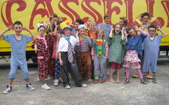kostümierte Kinder vor dem Zirkuszelt