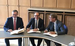Ulrich Jäger, Andreas Mucke und Ronald Pofalla unterzeichnen den letter of Intent