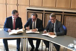 Ulrich Jäger, Andreas Mucke und Ronald Pofalla unterzeichnen den letter of Intent