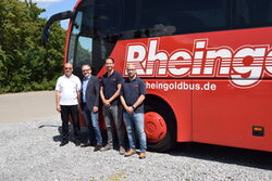 Oberbürgermeister Andreas Mucke mit Axel, Tim und Jörn Blankennagel vor einem Rheingold-Bus