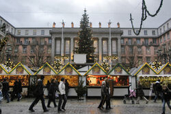 Blick auf den Barmer Weihnachtsmarkt vor dem Rathaus