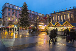 Blick auf den Barmer Weihnachtsmarkt mit Rathaus