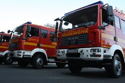 Feuerwehr-Fahrzeuge von der Seite