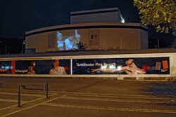 Schauspielhaus bei Nacht, mit Tanztheater-Banner an der Front
