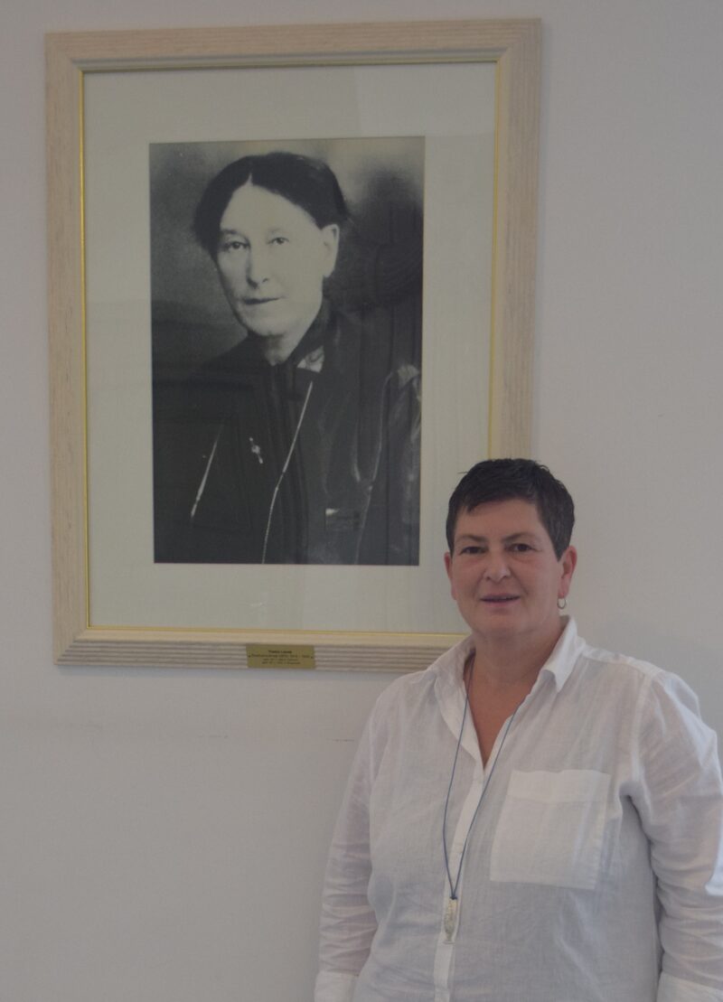 Die Leiterin der Gleichstellungsstelle, Roswitha Bocklage vor dem Bild von Thekla Landé