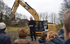 Oberbürgermeister Mucke redet, im Hintergrund ein Bagger