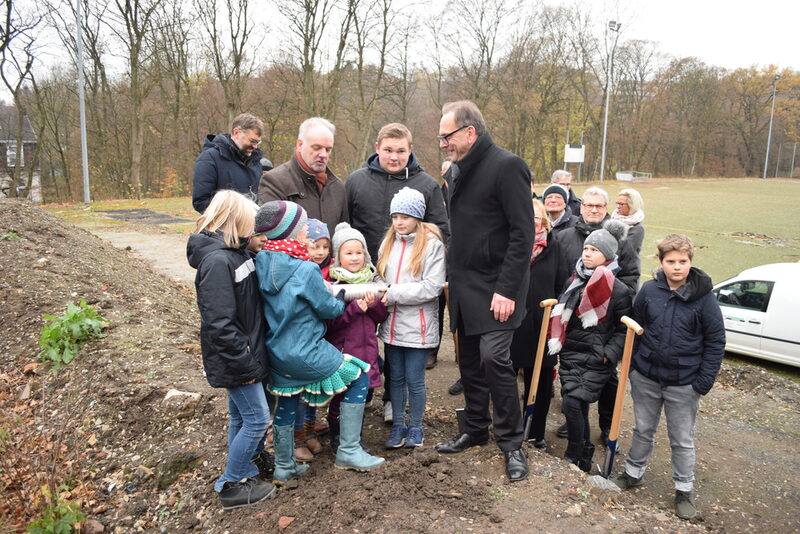 Die Kinder übergeben dem Oberbürgermeister die Plombe mit den Wünschen zur Sporthalle