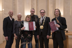 Die Preisträger und Laudatoren mit Oberbürgermeister Mucke