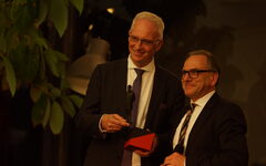 Die beiden Oberbürgermeister von Trier und Wuppertal bei der Staffelübergabe, Foto: Dirk Tenbrock