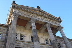 Der Portikus am Historischen Empfangsgebäude des Hauptbahnhofs