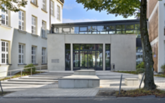 Der neue Eingang zum Gymnasium Bayreuther Straße mit Eingangsportal und einem Gang aus Glas