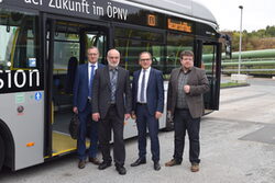Ulrich Jäger (WSW), Conrad Tschersich (AWG), Oberbürgermeister Andreas Mucke und Verkehrsdezernent Frank Meyer vor dem Wasserstoffbus