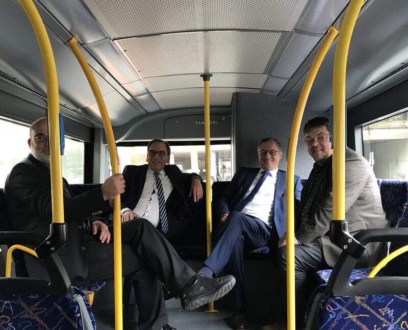 Conrad Tschersich von der AWG, Oberbürgermeister Andreas Mucke, Ulrich Jäger, Geschäftsführer der Wuppertaler Stadtwerke und Verkehrsdezernent Frank Meyer sitzen im Wasserstoffbus
