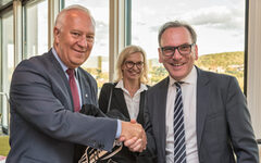 Oberbürgermeister Andreas Mucke begrüßt seinen Amtskollegen aus Liegnitz