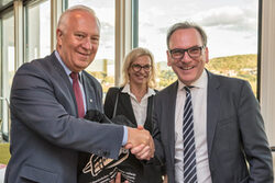Oberbürgermeister Andreas Mucke begrüßt seinen Amtskollegen aus Liegnitz