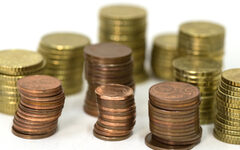 Aufgestapelte Centmünzen in verschiedenen Werten