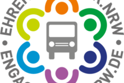 Logo der Ehrenamtstour.NRW zeigt einen Bus mit bunten menschlichen Figuren drumherum, zudem den Schriftzug "Ehrenamtstour.NRW - engagiert-in-nrw.de"