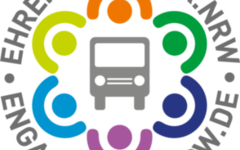 Logo der Ehrenamtstour.NRW zeigt einen Bus mit bunten menschlichen Figuren drumherum, zudem den Schriftzug "Ehrenamtstour.NRW - engagiert-in-nrw.de"