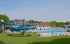 Blick auf Gelände und Becken des Freibades Mählersbeck