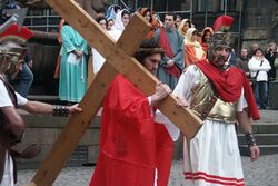 Szene aus der Karfreitagsprozession: Jesus trägt das Kreuz