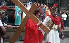 Szene aus der Karfreitagsprozession: Jesus trägt das Kreuz