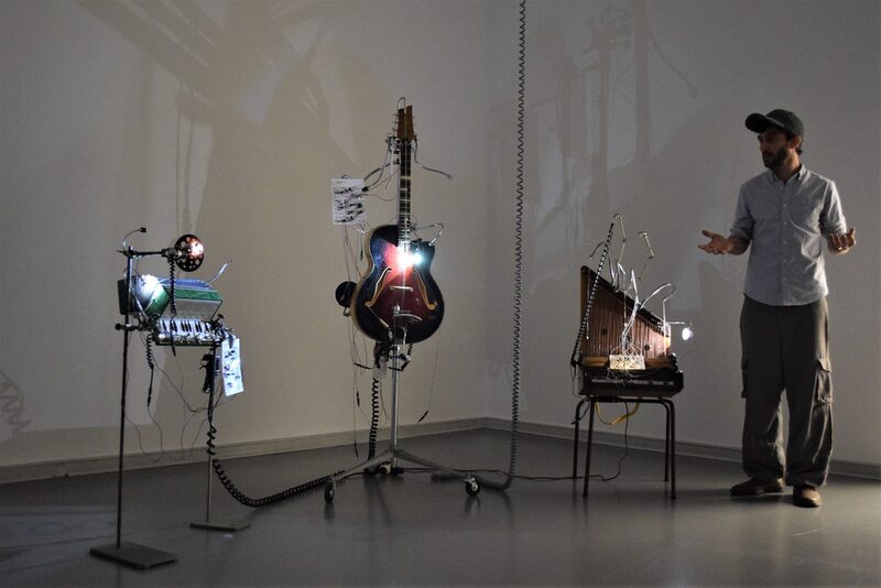 Künstler Tobias Daemgen vom Künstlerkollektiv RaumZeitPiraten erläutert sein Werk - Selbstspielende Instrumente