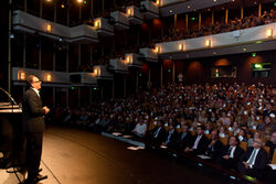 Beschäftigtenversammlung im Jahr 2015 im Wuppertaler Opernhaus: Oberbürgermeister Andreas Mucke steht auf der Bühne, auf den Rängen sitzen Mitarbeiterinnen und Mitarbeiter der Stadtverwaltung.