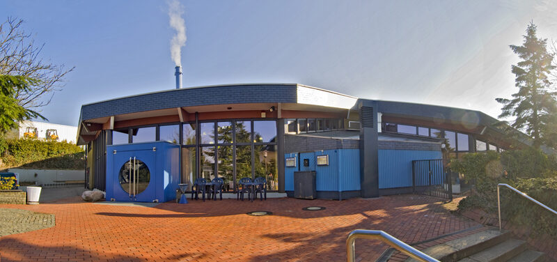 Außenaufnahme des Gartenhallenbades Cronenberg - Blick auf den Eingangsbereich