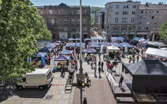 Blick auf den Johannes-Rau-Platz mit vielen Zelten und Ständen am Tag der Menschen mit Behinderung