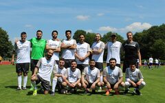 Bild zeigt eine Teilnehmergruppe des TalTurniers im Fußballtrikot