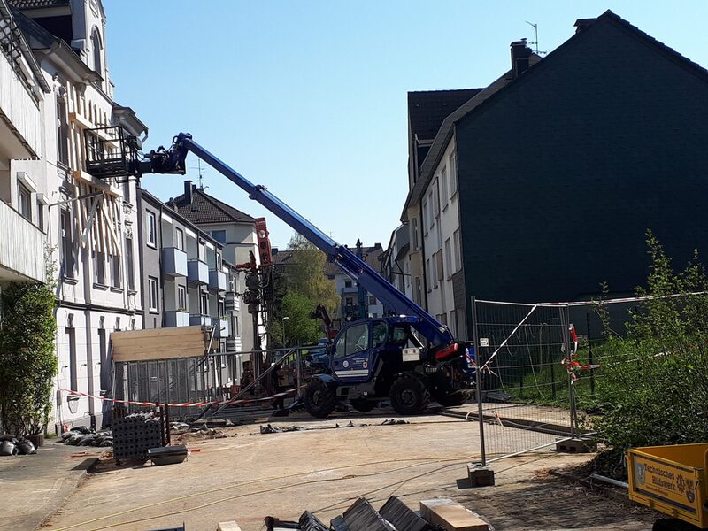 Mit einem schweren Teleskoplader wird die Gebäudefassade von der anderen Straßenseite aus abgestützt.