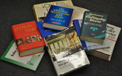 Mehrere Büche auf einem Haufen