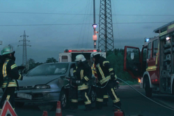 Mitglieder der Freiwilligen Feuerwehr bergen einen Autofahrer aus seinem Fahrzeug