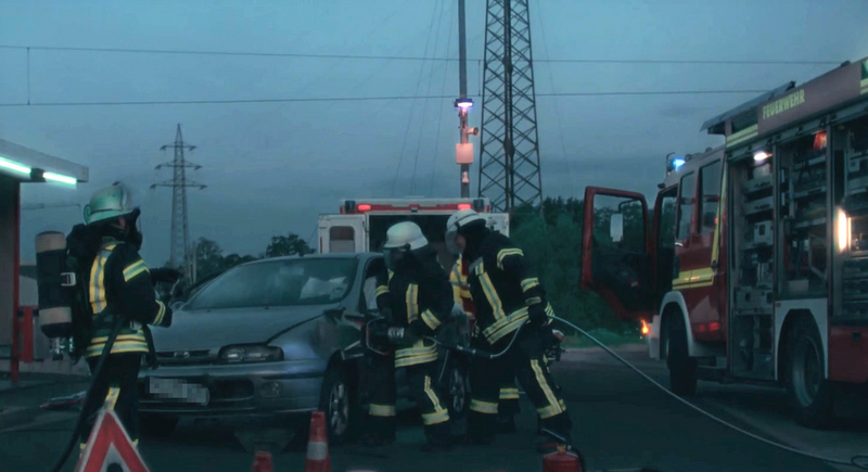 Mitglieder der Freiwilligen Feuerwehr bergen einen Autofahrer aus seinem Fahrzeug