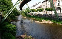 Blick auf die Wupper und die Schwebebahn am Pfälzer Steg