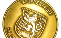 Einige Ehrenamtliche werden im Rahmen einer Feierstunde am 3. Oktober 2019 mit dem "Wuppertaler" - einer Ehrenplakette - durch Oberbürgermeister Andreas Mucke ausgezeichnet.