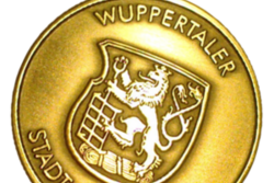 Einige Ehrenamtliche werden im Rahmen einer Feierstunde am 3. Oktober 2019 mit dem "Wuppertaler" - einer Ehrenplakette - durch Oberbürgermeister Andreas Mucke ausgezeichnet.