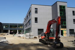 Grundschule Kruppstraße kurz vor der Fertigstellung im Juli 2019, noch mit Bagger vor der Tür